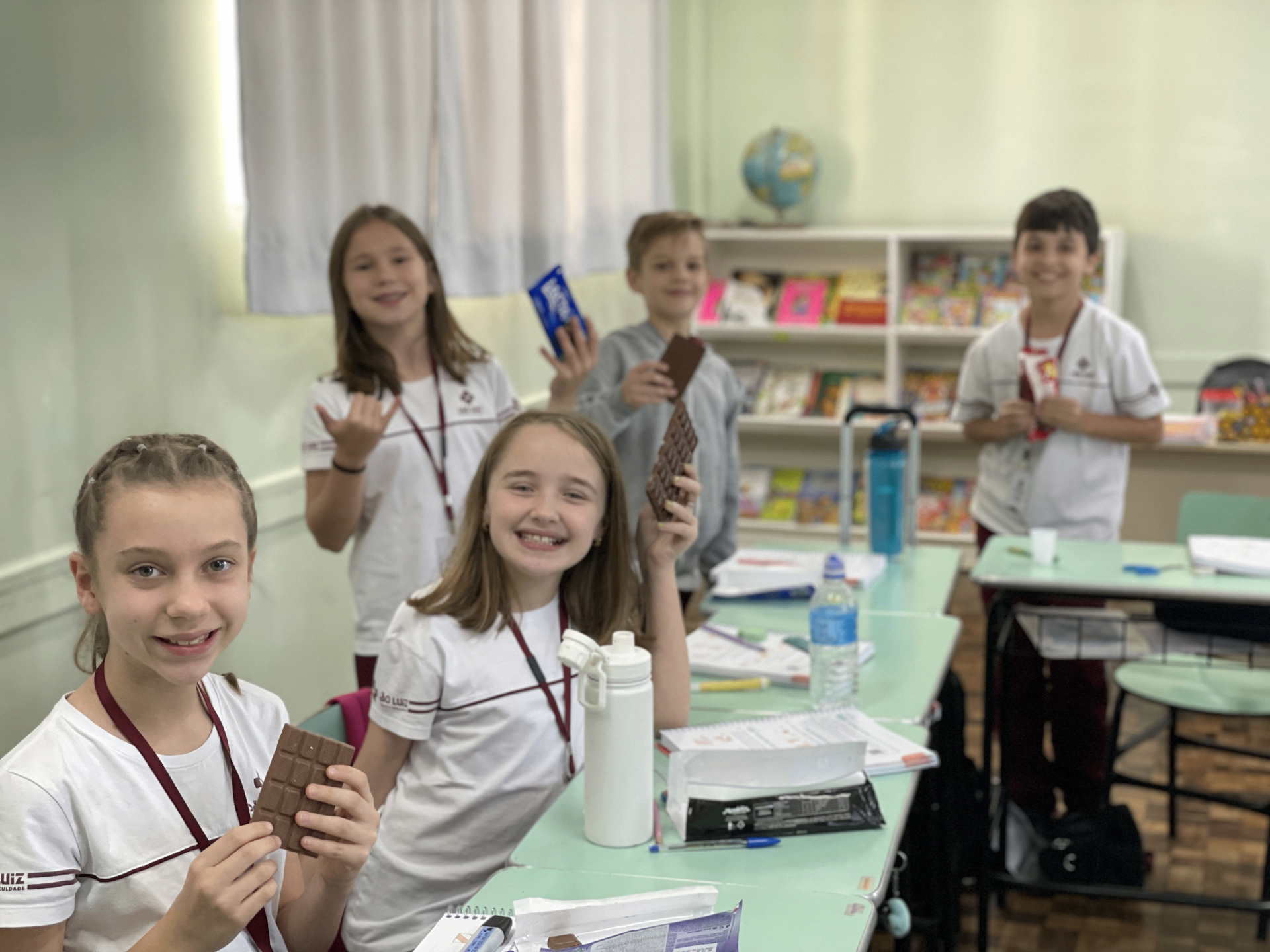 Crianças usando o material em sala de aula