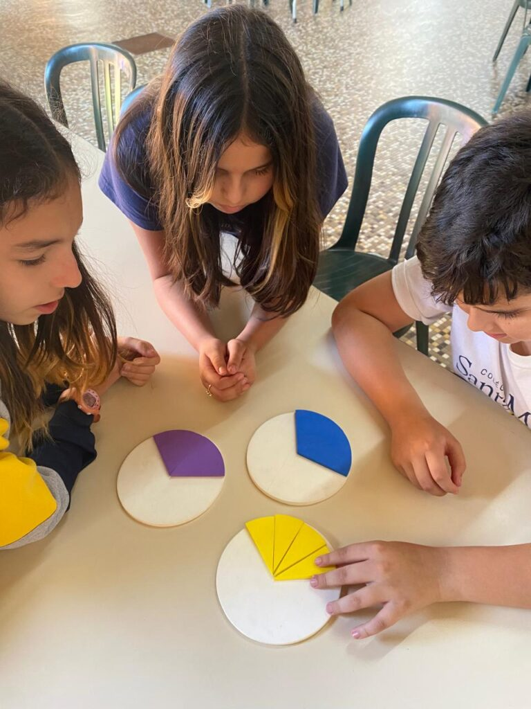 Crianças usando o material em sala de aula