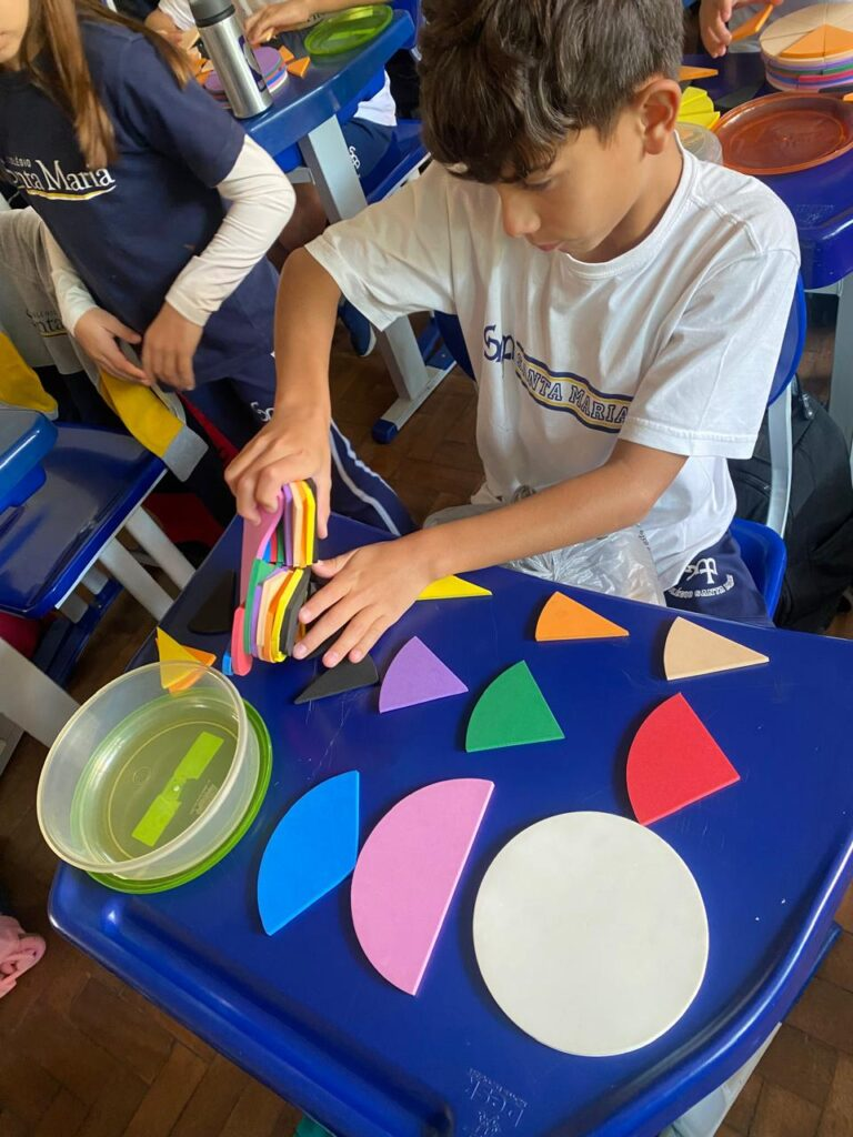Crianças usando o material em sala de aula