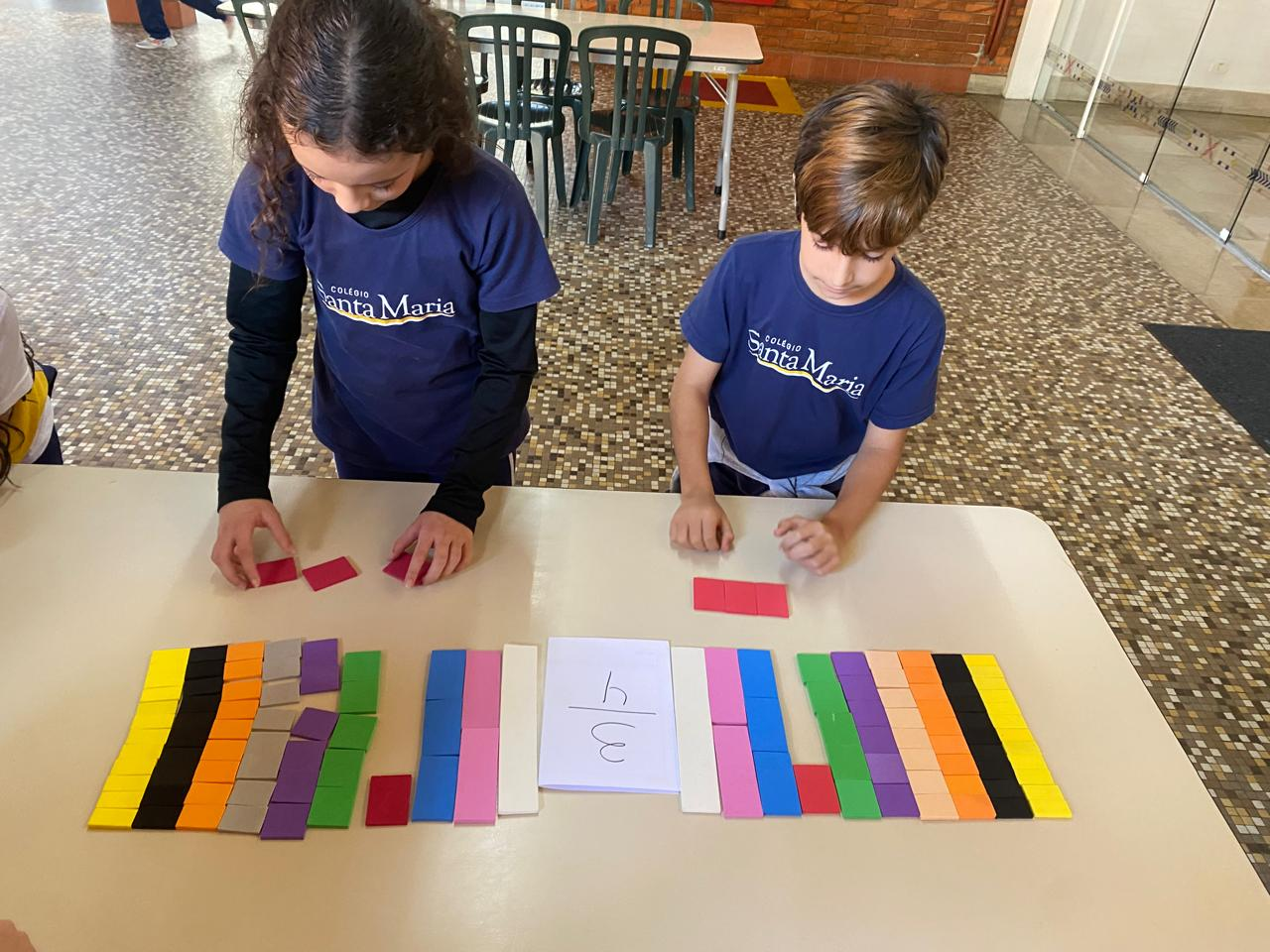 Crianças usando o material em sala de aula